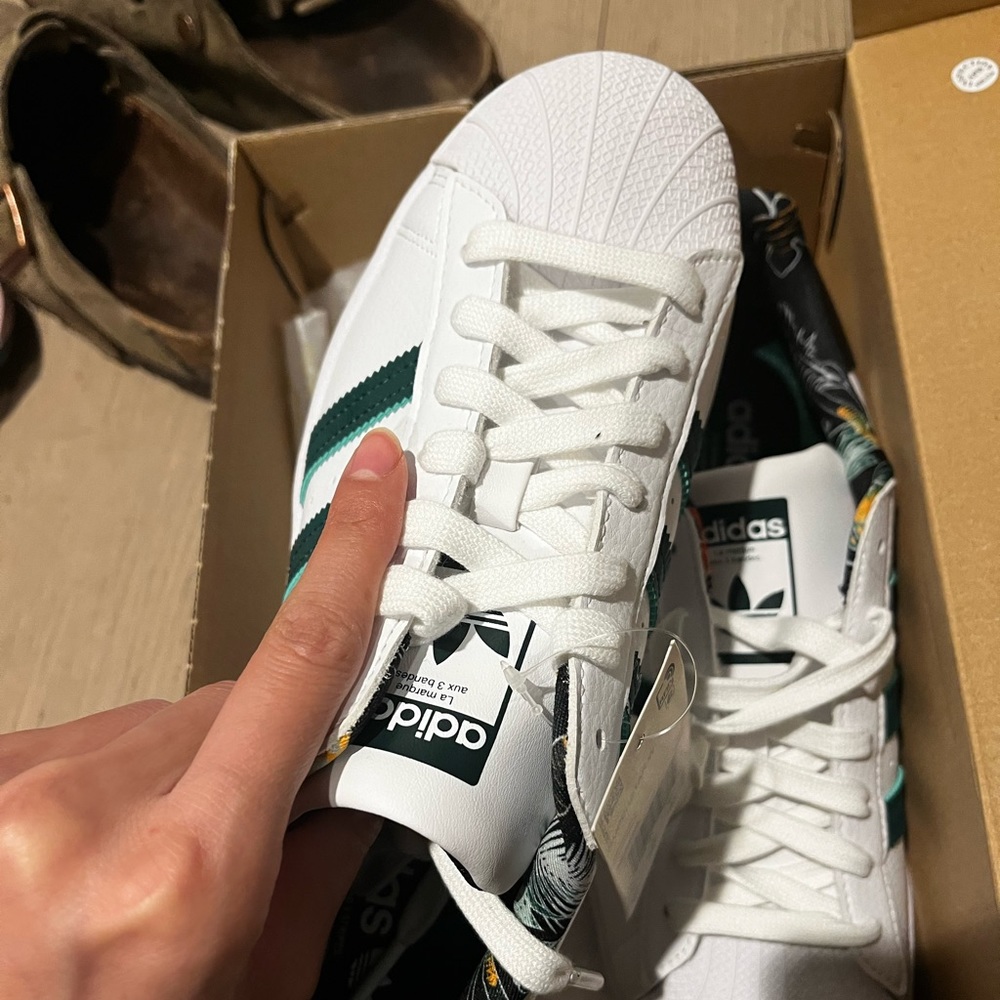 NEW ADIDAS SHOE 8.5 SIZE